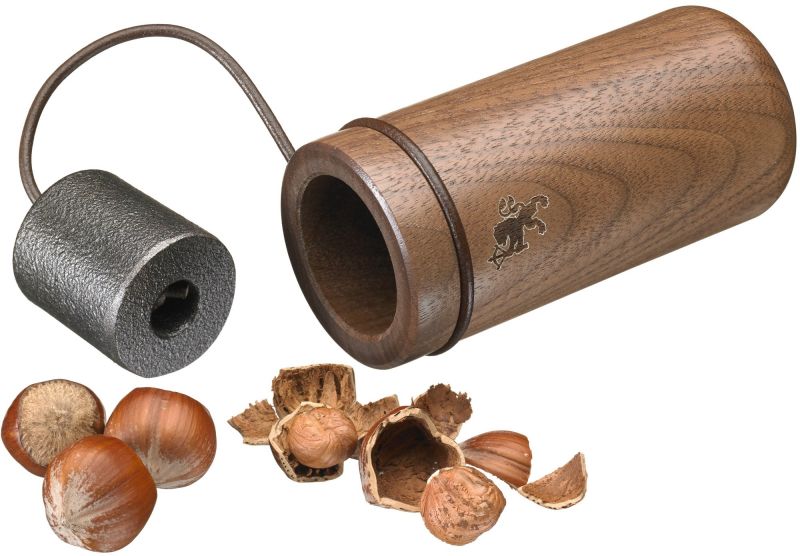 Booom Skeppshult Nussknacker: Hochwertiger Nussknacker aus Holz und Gusseisen mit Nüssen.